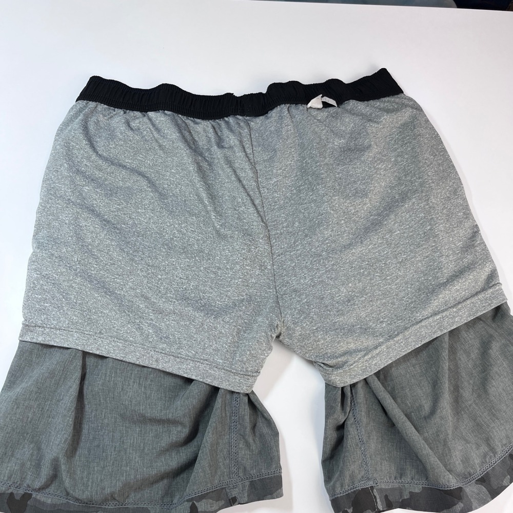 Vuori Kore Shorts Mens Size L Grey Camo Athletic Gym Lined 7.5 Inch Inseam - Picture 8 of 11